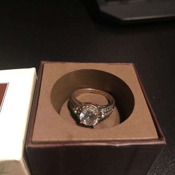 promise ring with circular gemstone - Picture 3 of 3
